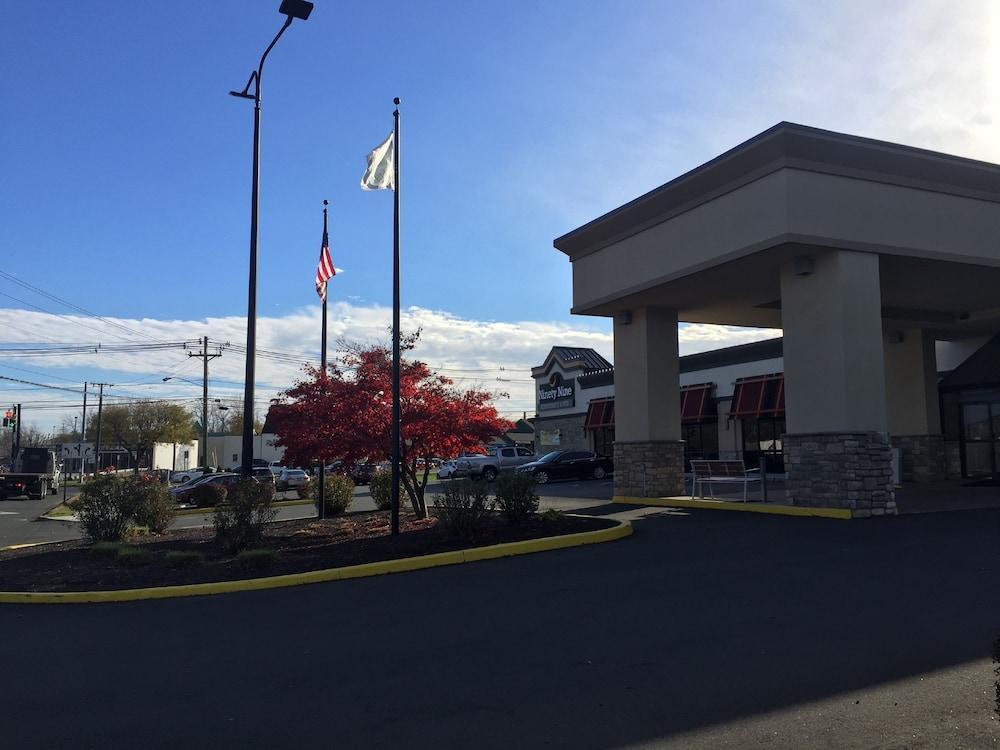 Comfort Inn & Suites Danbury-Bethel Exterior photo