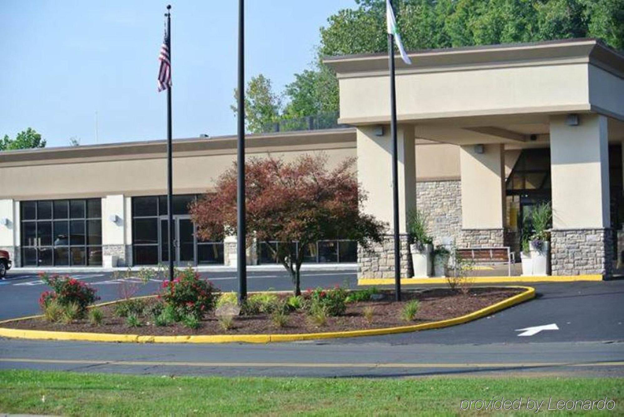 Comfort Inn & Suites Danbury-Bethel Exterior photo